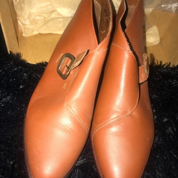 Low ankle boots with gold buckles - Picture 1 of 4